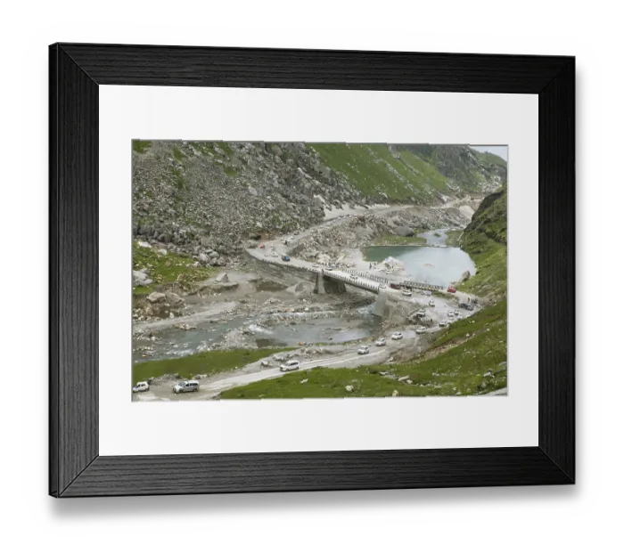 Framed Print : Cars on the pass road over the Beas River to Rohtang Pass