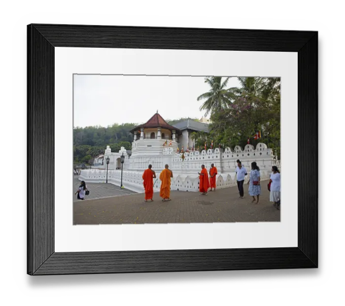 Framed Print : Sri Lankans and monks at the Buddhist Temple of the Tooth or Sri Dalada Maligawa