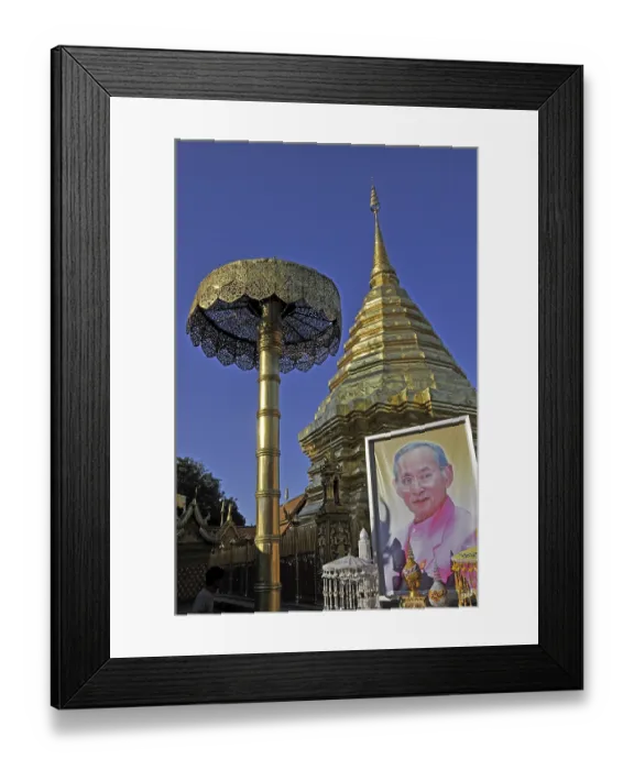 Framed Print : Altar and picture of Thai King Bhumiphol Adulyadej Framed Print : Altar and picture of Thai King Bhumiphol Adulyadej
