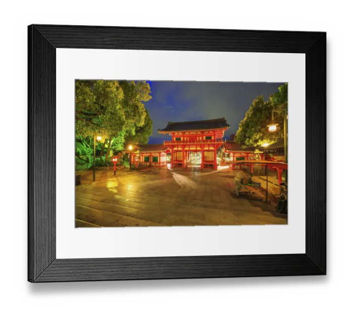 Framed Print : Main gate Ro-mon of Yasaka Shrine illuminated at night on the main street Higashi Oji Dori