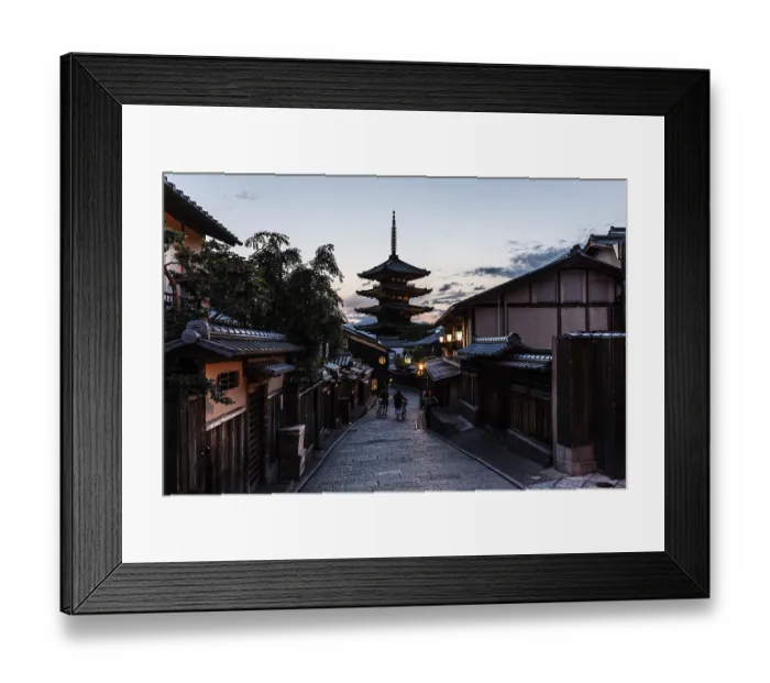 Framed Print : The famous view down Sannen Zaka Street in Higashiyama district in Kyoto Framed Print : The famous view down Sannen Zaka Street in Higashiyama district in Kyoto