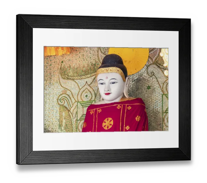 Framed Print : Eine kunstvolle Buddha-Statue mit rotem Gewand in einem Tempel der Pollackdagon Pagode in Burmesien (Yangon)