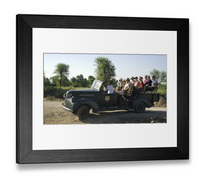 Framed Print : Tourists in vintage car at Rawla Jojwar heritage hotel