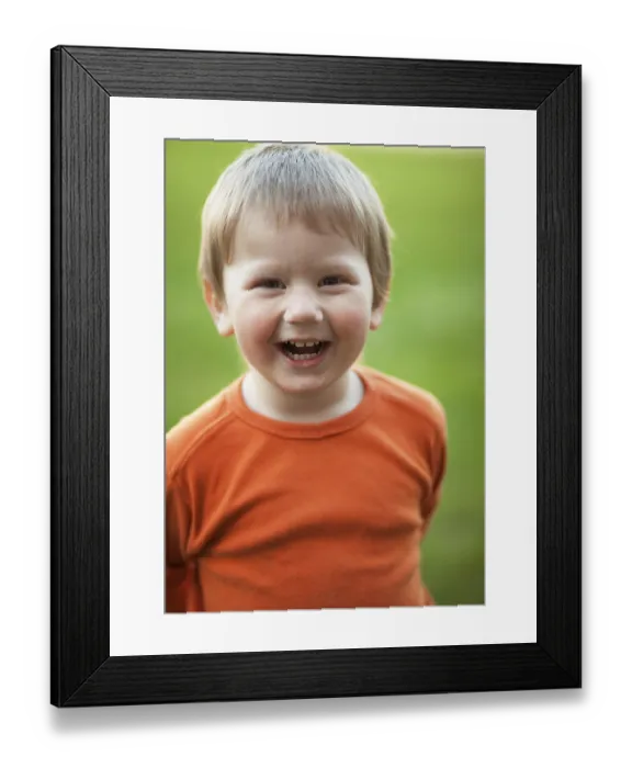 Framed Print : Lachender kleiner Junge, im Freien fotografiert