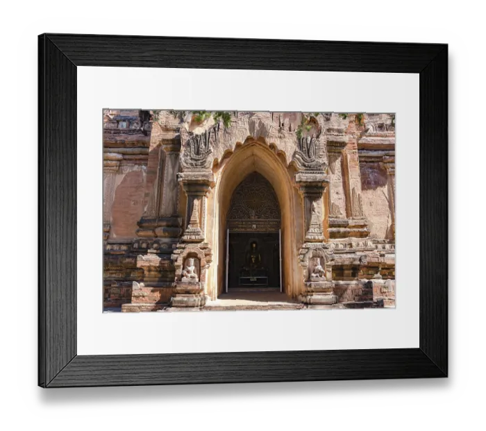 Framed Print : Eine Buddha-Statue in einem Tempel mit vielen Dekorationen in burmesischen Bagan Framed Print : Eine Buddha-Statue in einem Tempel mit vielen Dekorationen in burmesischen Bagan
