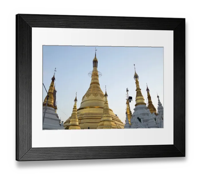 Framed Print : Evening atmosphere at the Shwedegon Pagoda in Yangon