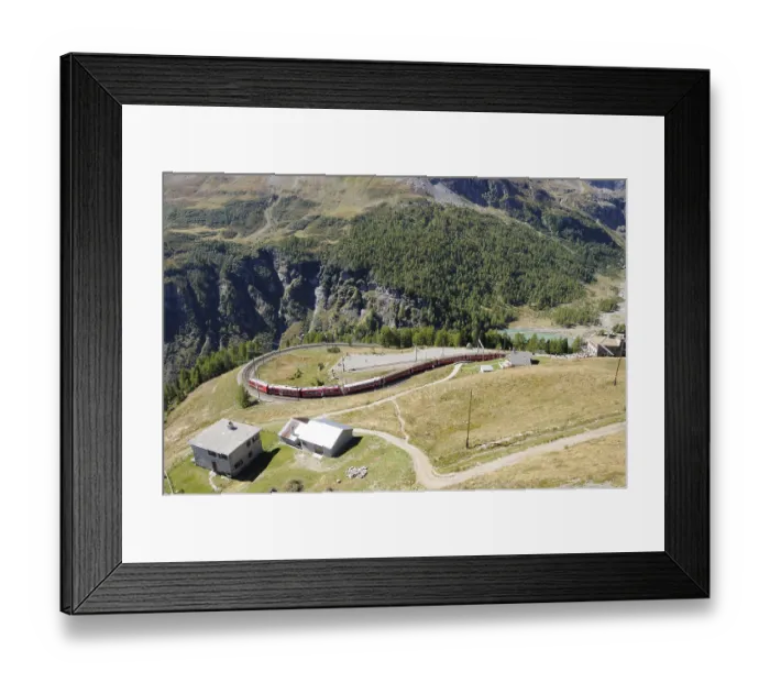 Framed Print : Der Bernina Express in der Schlaufe bei der Alp Grum