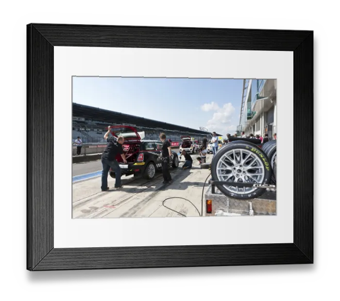 Framed Print : Tyre change, race of the Mini Coopers