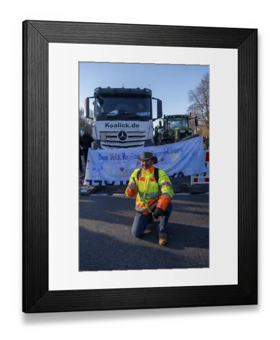 Framed Print : Germany, Berlin, 08.01.2024, Protest by farmers in front of the Brandenburg Gate