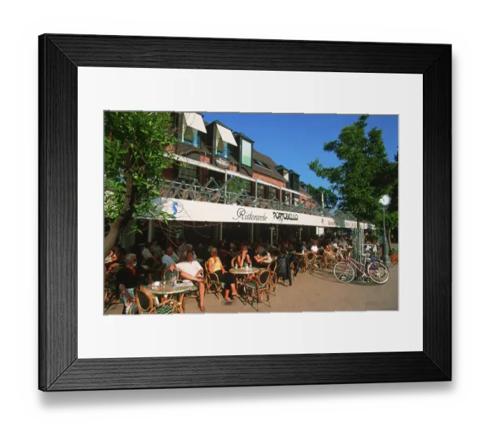 Framed Print : Guests at the Portobello Restaurant Framed Print : Guests at the Portobello Restaurant