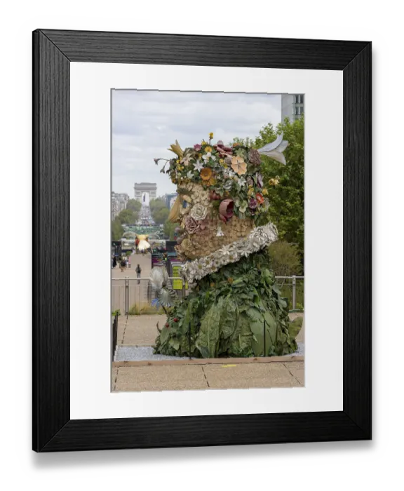 Framed Print : Sculpture, THE EXTATICS 2023 - Outdoor art in the business district de la Defense with Arc de Triomphe de