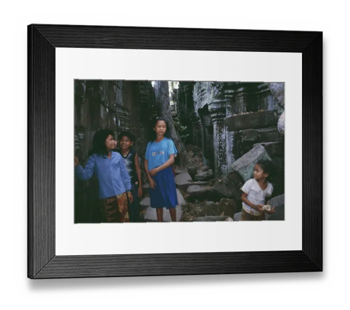 Framed Print : Kinder betteln in den Tempelanlagen von Ankor Wat in Siam Reap