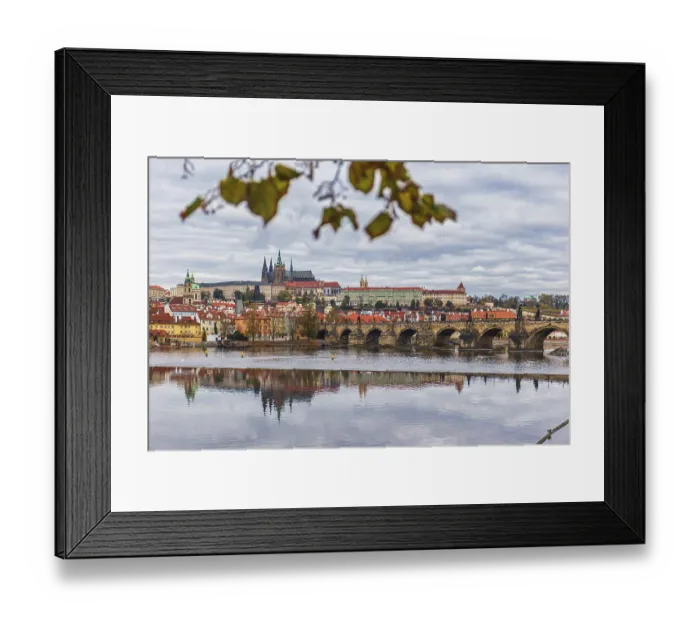 Framed Print : Prager Burg Hradcin im Herbst