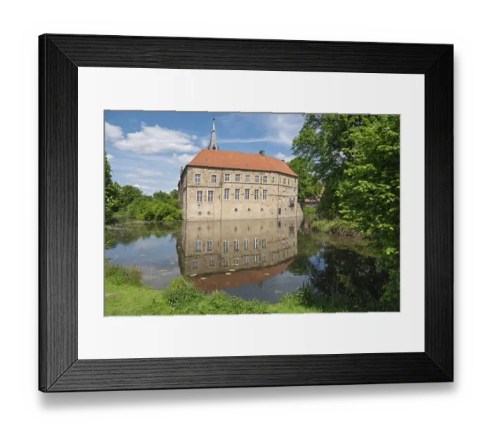 Framed Print : Ludinghausen Castle, moated castle