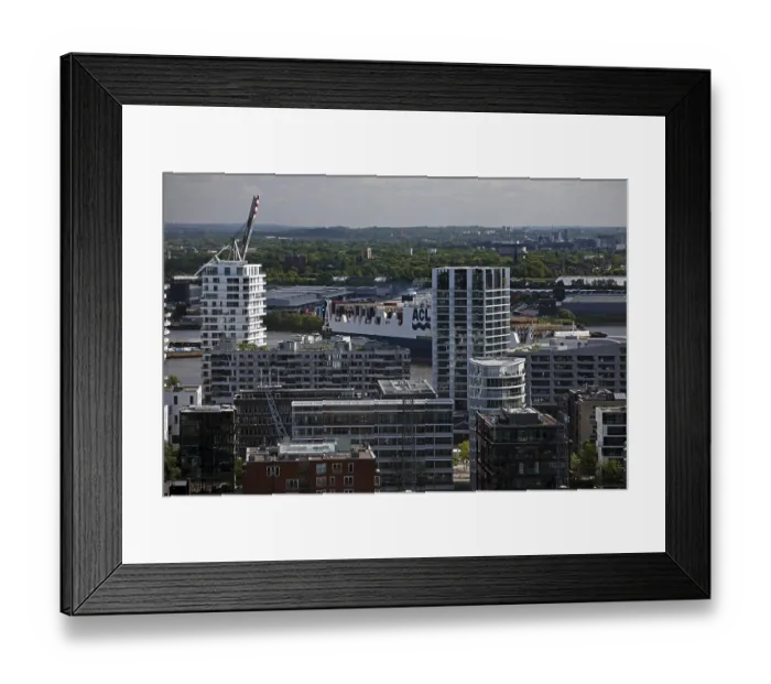 Framed Print : ConRo-Schiff Atlantic Sea der Reederei Atlantic Container Line hinter Moderner Architektur am Strandkai