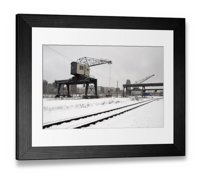 Framed Print : Historic crane on the snow-covered banks of the Main