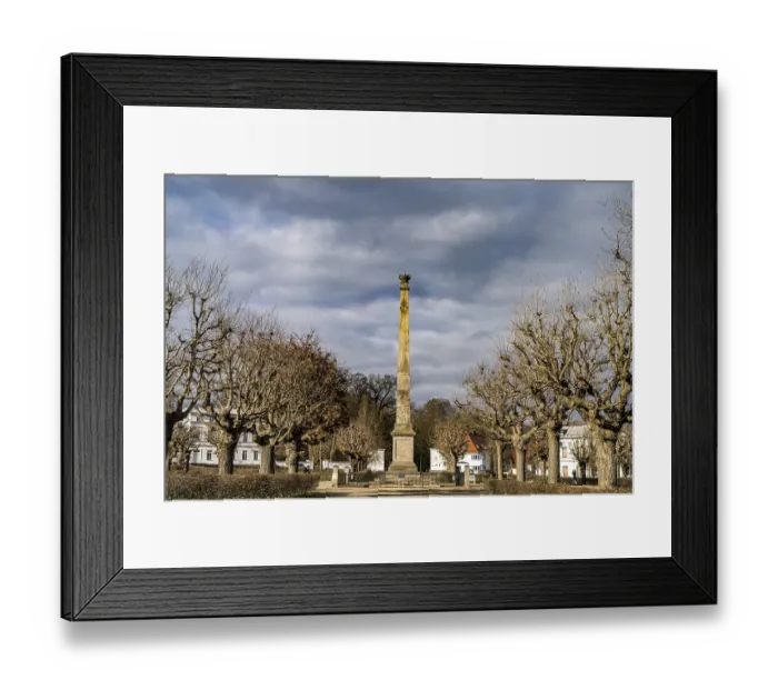 Framed Print : Obelisk on the circular square Circus von Putbus