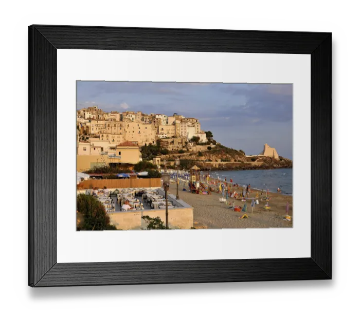 Framed Print : Terrace of a Ristorante Pizzeria at the beach Lido di Fondi