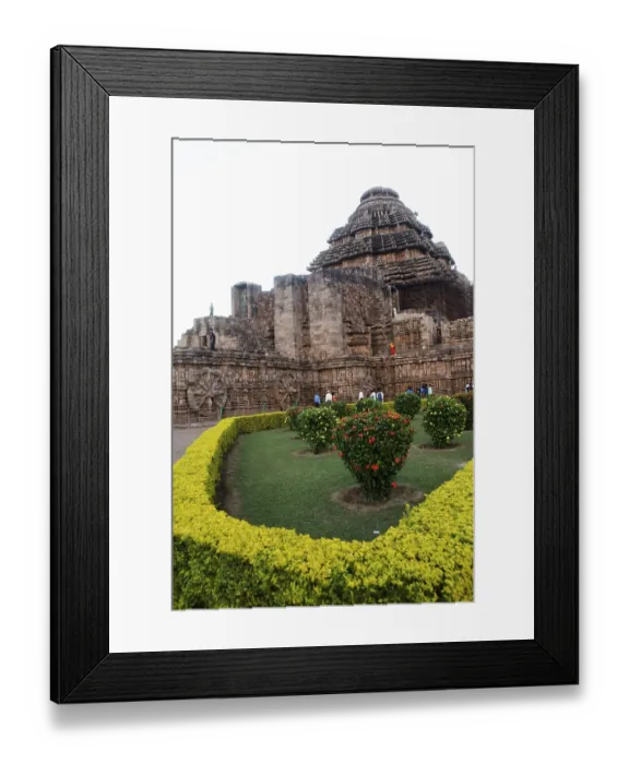 Framed Print : Visitors at world heritage Sun temple complex in Konarak Framed Print : Visitors at world heritage Sun temple complex in Konarak