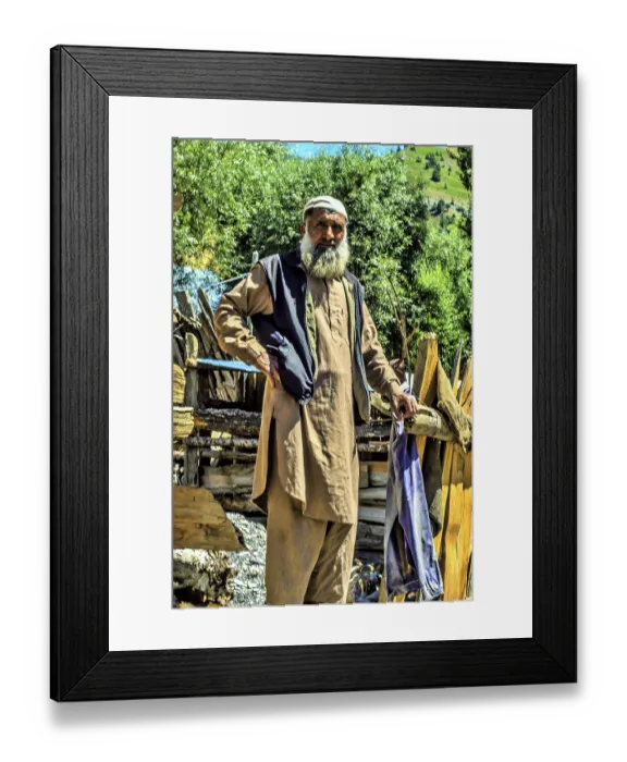 Framed Print : Kashmiri old man, Sheikhpura Chorwan village