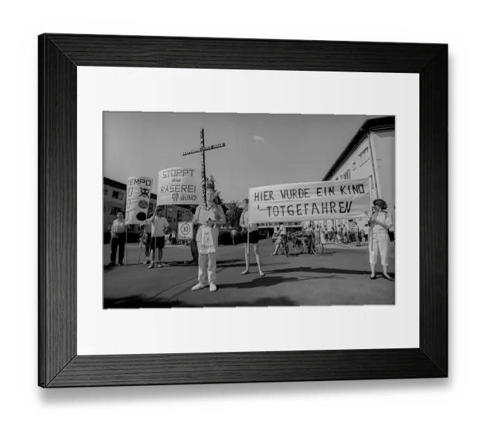 Framed Print : Germany, Berlin, 24 June 1992, demonstration in favour of maintaining the 30 km / h speed limit Framed Print : Germany, Berlin, 24 June 1992, demonstration in favour of maintaining the 30 km / h speed limit