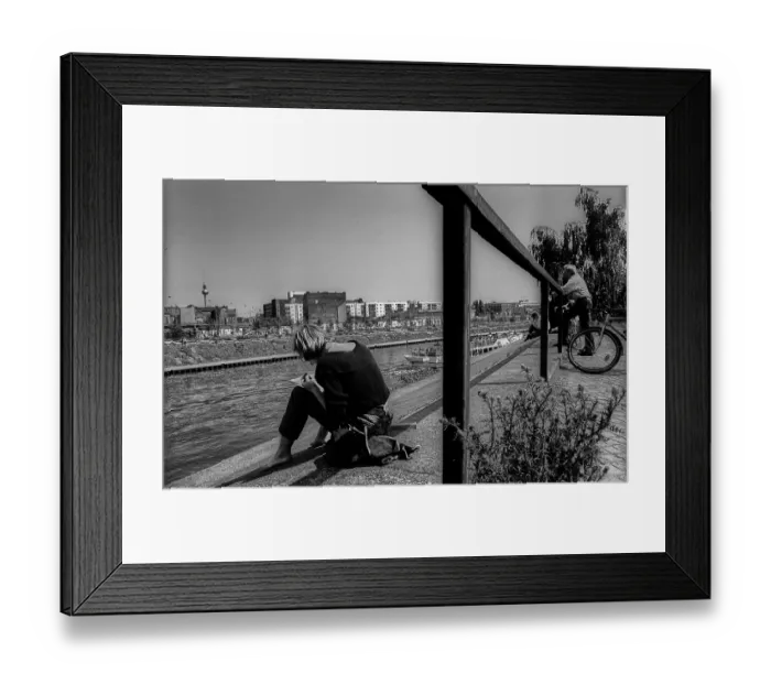 Framed Print : Germany, Berlin, 19.07.1992, Draughtswoman on the banks of the Spree at the Spreebogen at the Reichstag