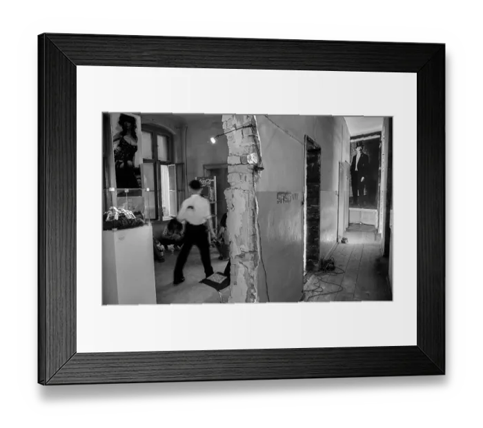 Framed Print : Germany, Berlin, 19.07.1992, Exhibition in the backyard of Oranienburger StraBe 32