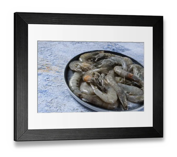 Framed Print : Fresh shrimp, laid out on a round plate