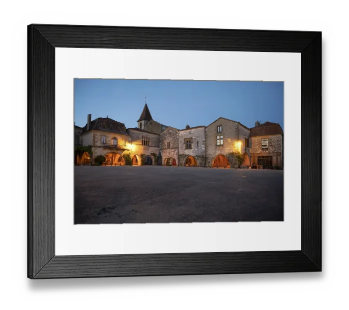 Framed Print : Die blaue Stunde an der Place des Cornieres mit Beleuchtung
