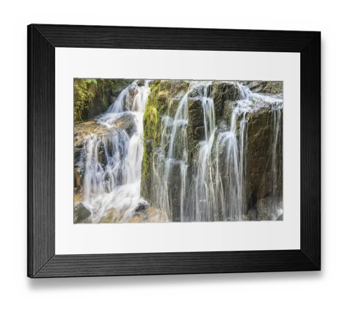 Framed Print : Rauschende Wasser des Wasserfalls Petite Cascade der Cascades de Mortain