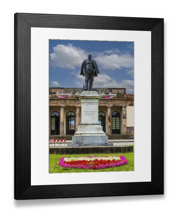 Framed Print : Statue of Vittorio Emanuelle II in Piazza le Vittorio Emanuelle