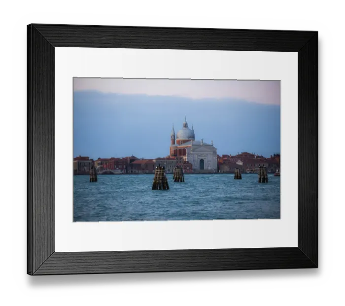 Framed Print : Blaue Stunde am Morgen vor Sonnenaufgang Framed Print : Blaue Stunde am Morgen vor Sonnenaufgang