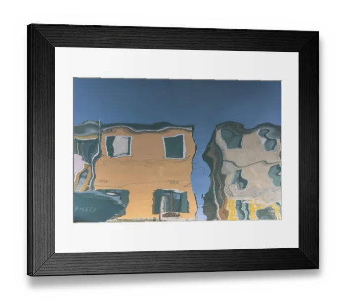 Framed Print : Bunte Hausfasssaden spiegeln sich im Wasser