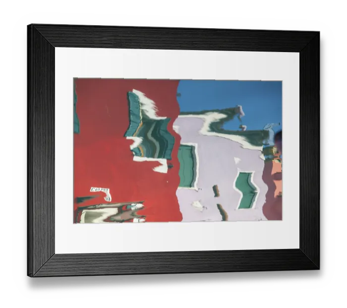 Framed Print : Bunte Hausfasssaden spiegeln sich im Wasser
