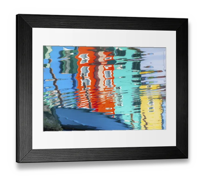 Framed Print : Bunte Hausfasssaden spiegeln sich im Wasser