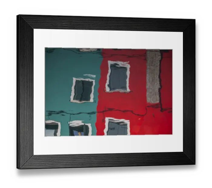 Framed Print : Bunte Hausfasssaden spiegeln sich im Wasser Framed Print : Bunte Hausfasssaden spiegeln sich im Wasser