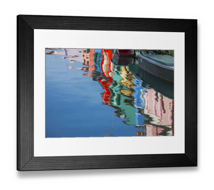 Framed Print : Bunte Hausfasssaden spiegeln sich im Wasser