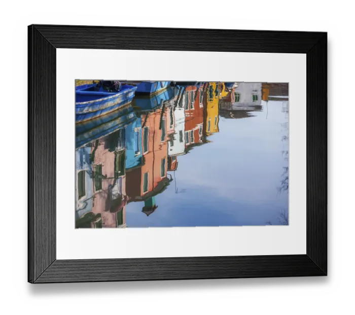 Framed Print : Bunte Hausfasssaden spiegeln sich im Wasser