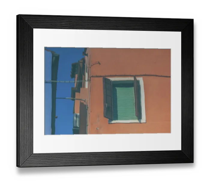 Framed Print : Bunte Hausfasssaden spiegeln sich im Wasser Framed Print : Bunte Hausfasssaden spiegeln sich im Wasser