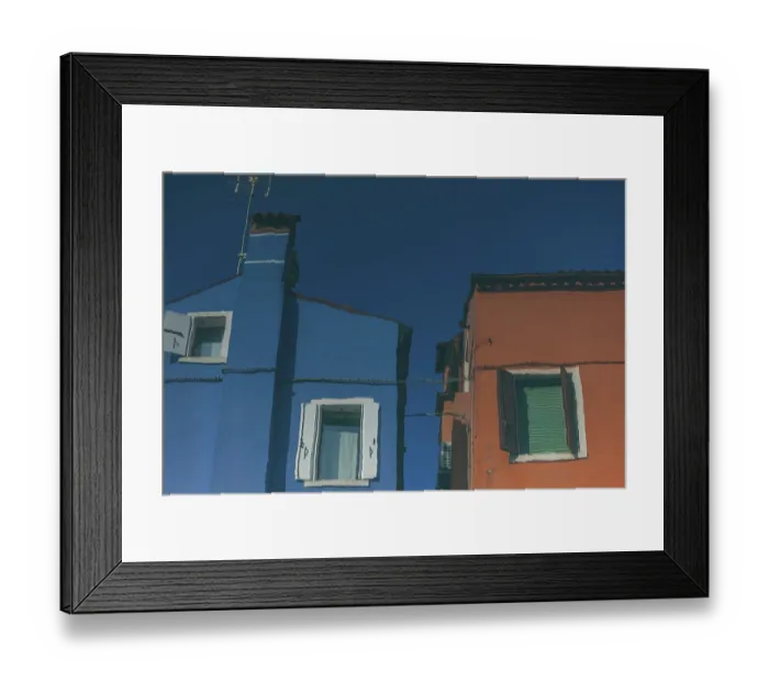 Framed Print : Bunte Hausfasssaden spiegeln sich im Wasser