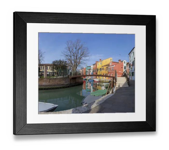 Framed Print : Brucke fuhrt uber einen Kanal mit Booten