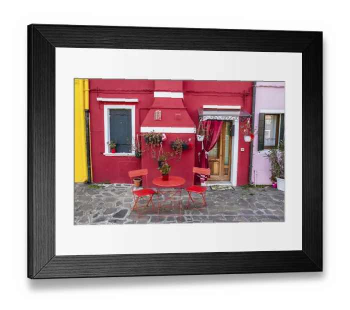 Framed Print : Haus mit farbenprachtiger Fassade
