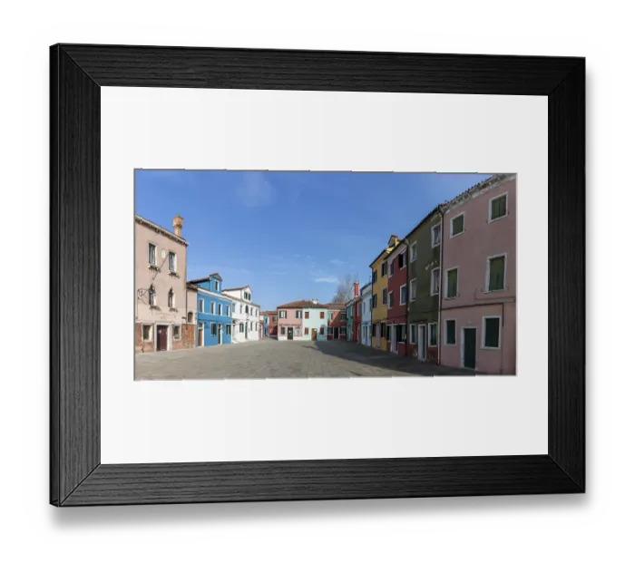 Framed Print : Bunte Hauser mit farbenprachtiger Fassade Framed Print : Bunte Hauser mit farbenprachtiger Fassade