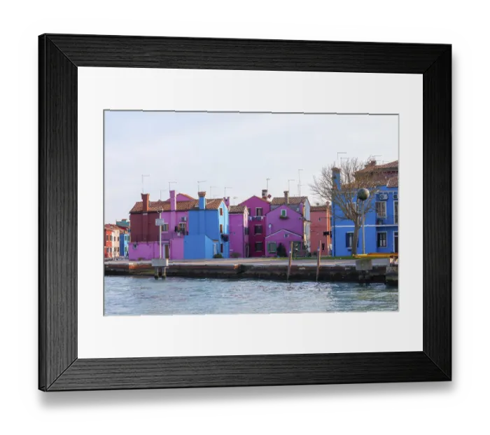 Framed Print : Blick vom Meer, bunte Hauser in Burano Framed Print : Blick vom Meer, bunte Hauser in Burano