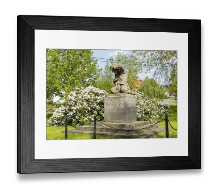 Framed Print : World War I memorial with soldier at the Majoratsgut estate in GroBhartmannsdorf
