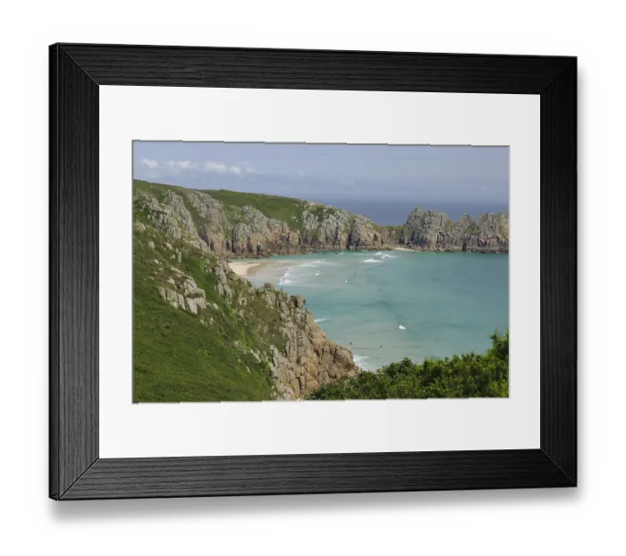 Framed Print : Felsen und Strand an einer Kuste mit klarem Wasser und blauen Himmel