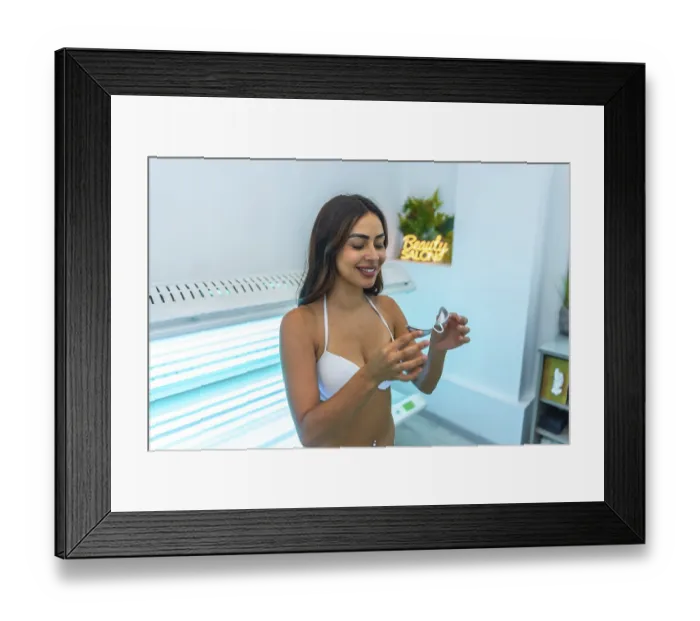 Framed Print : Client preparing for a uv tanning session