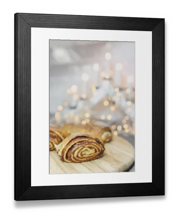 Framed Print : Artistic shot of a cinnamon roll with blurred lights creating a bokeh effect