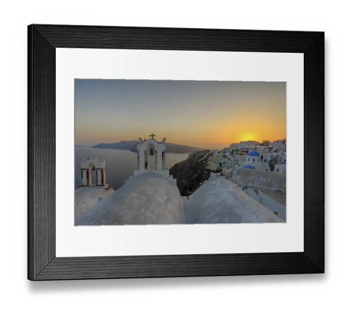 Framed Print : The sun sets in Oia on Santorini