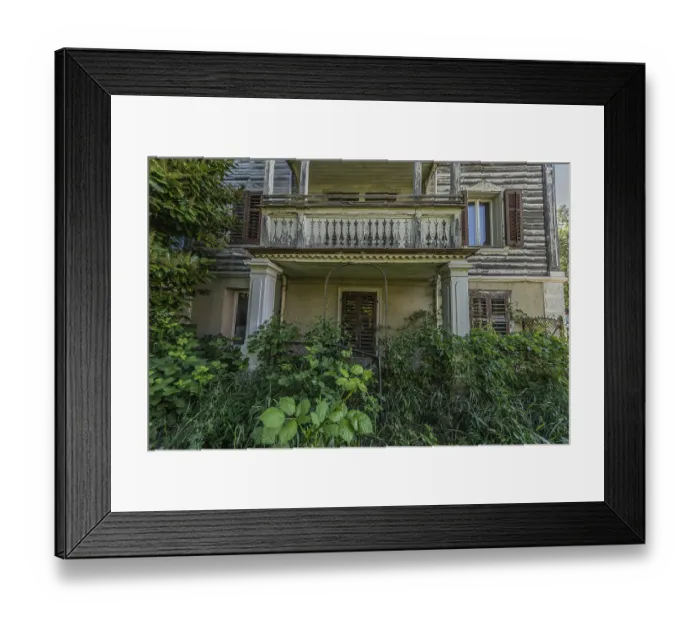 Framed Print : Multi-storey residential building built in 1903 in front of demolition Framed Print : Multi-storey residential building built in 1903 in front of demolition